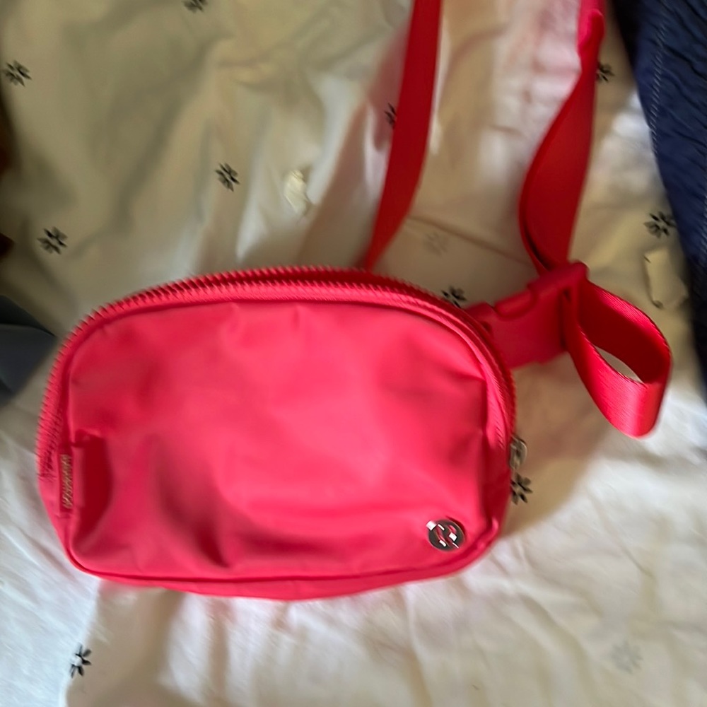 Lululemon everywhere belt bag 1L in lipgloss